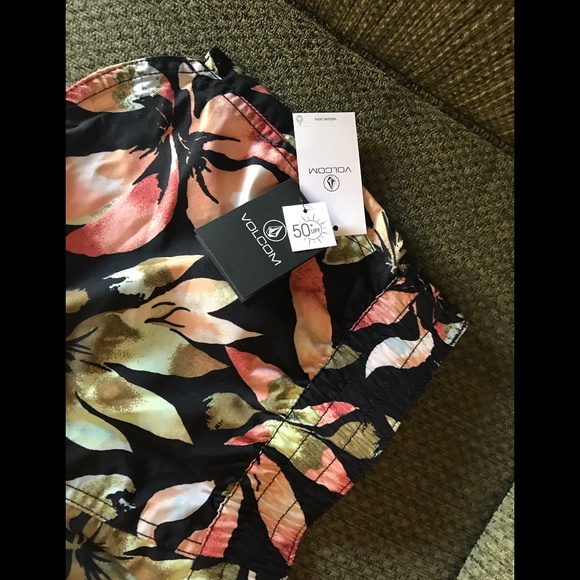 VOLCOM 50+UPF Tropic Rush 2 NWTs Women’s Elastic Waist Shorts Size M - Picture 2 of 6